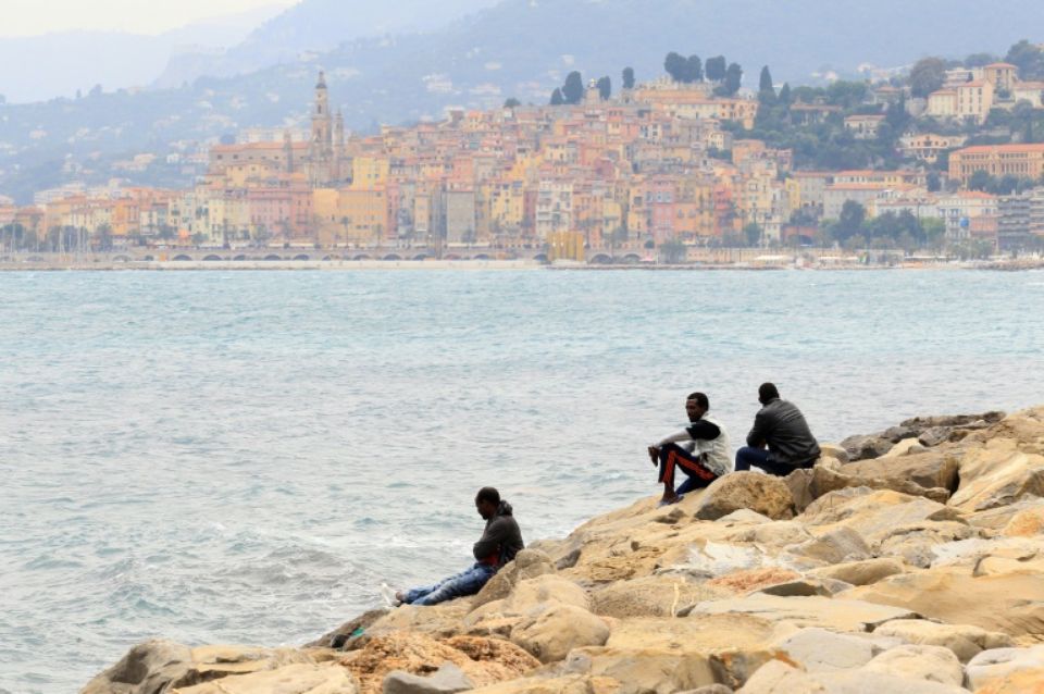 1029389 des migrants a vintimille en face de menton sur la frontiere frano italienne le 13 juin 2015