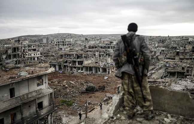 648x415 soldat kurde fait face ville detruite kobane syrie