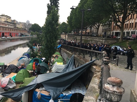 Campements à Paris : les personnes migrantes enfin mises à l’abri