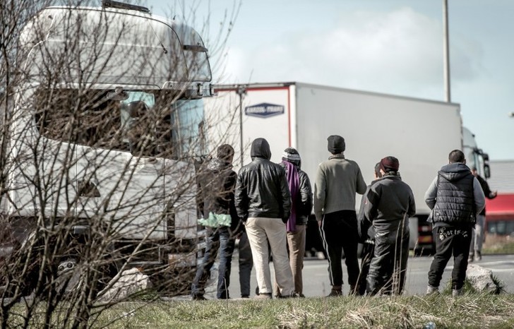 Des refugies attendent parking poids lourds pres port Calais mars 2016 0 730 466