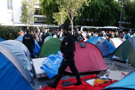 4960267 6 4d54 des gendarmes marchent au milieu du campement 1b240ef0c0a6118b41b63757cf7fe16d