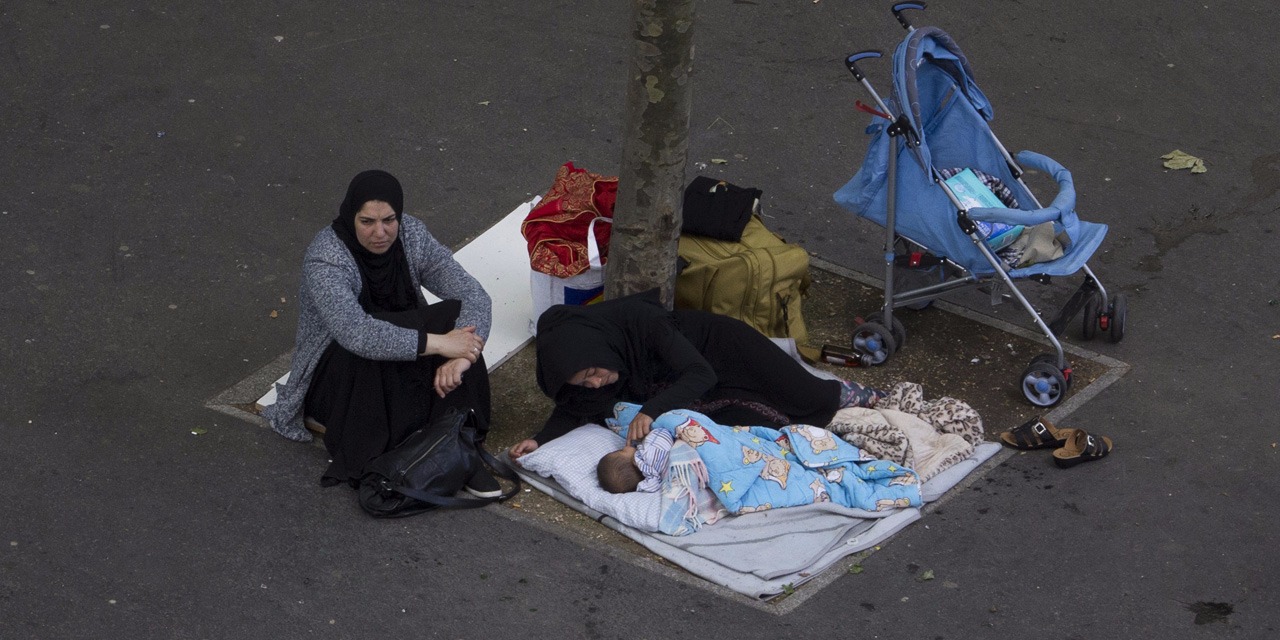 La promesse d accueillir 30.000 refugies d ici 2017 s eloigne de plus en plus