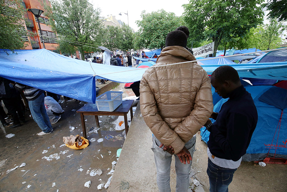 projet de camp s pour les refugies a paris le defi d anne hidalgo a l etatM342884